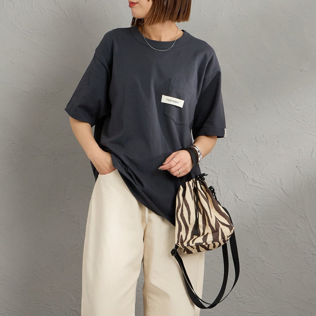 NORDISK [ノルディスク] 別注 HYGGE バックプリントTシャツ [NU11703-JF] CHR &&モデル身長：159cm 着用サイズ：S&&