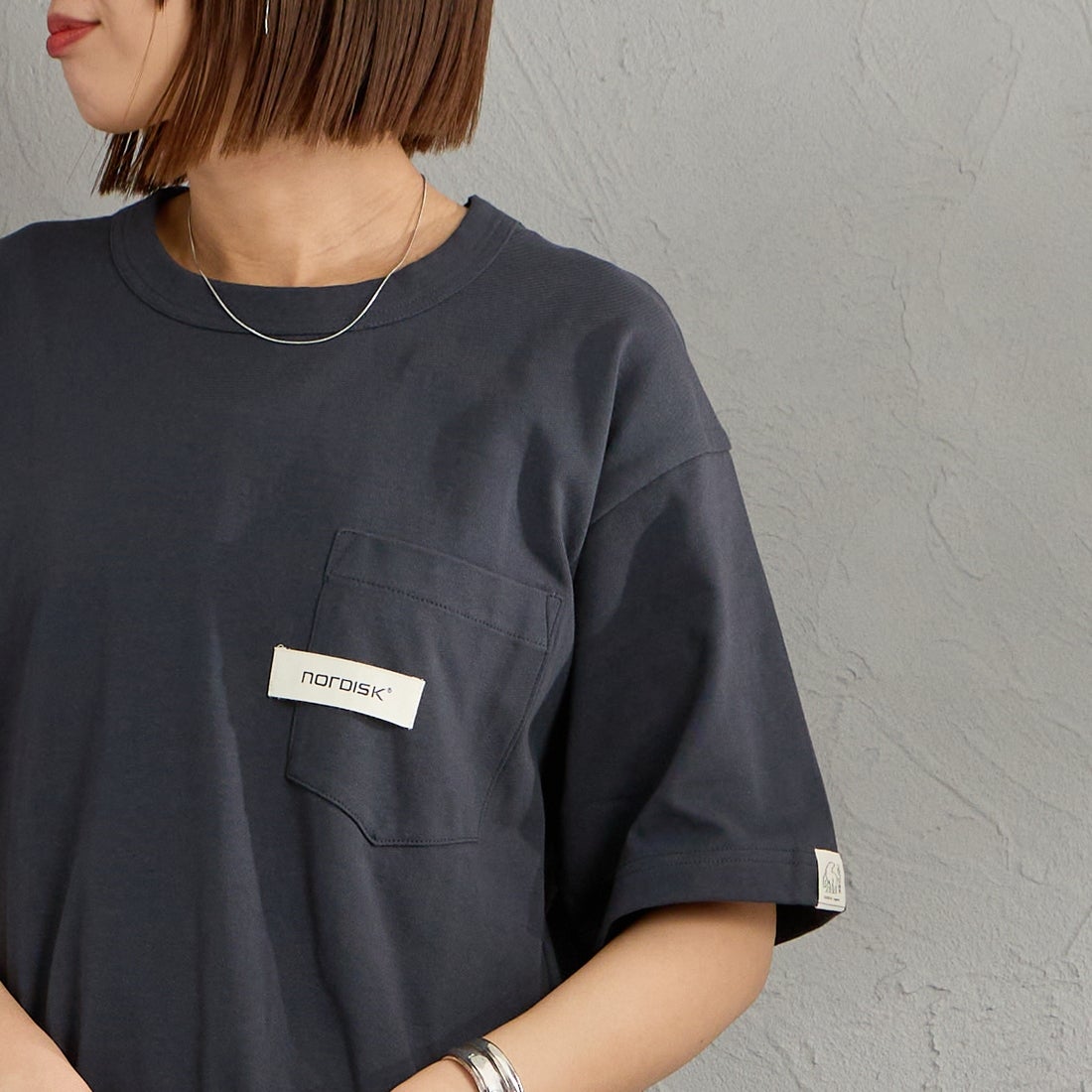 NORDISK [ノルディスク] 別注 HYGGE バックプリントTシャツ [NU11703-JF] CHR &&モデル身長：159cm 着用サイズ：S&&