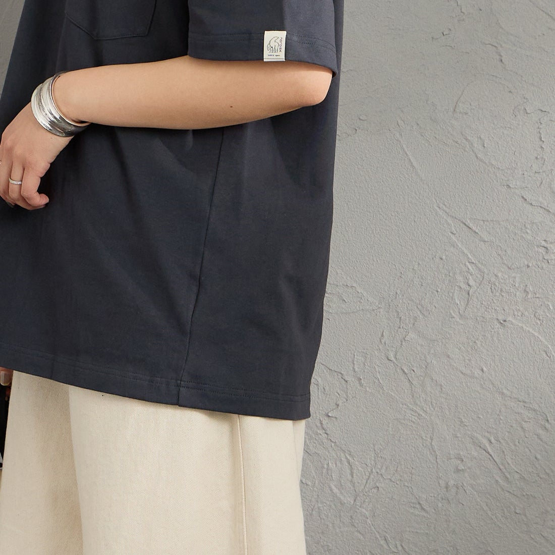 NORDISK [ノルディスク] 別注 HYGGE バックプリントTシャツ [NU11703-JF] CHR &&モデル身長：159cm 着用サイズ：S&&