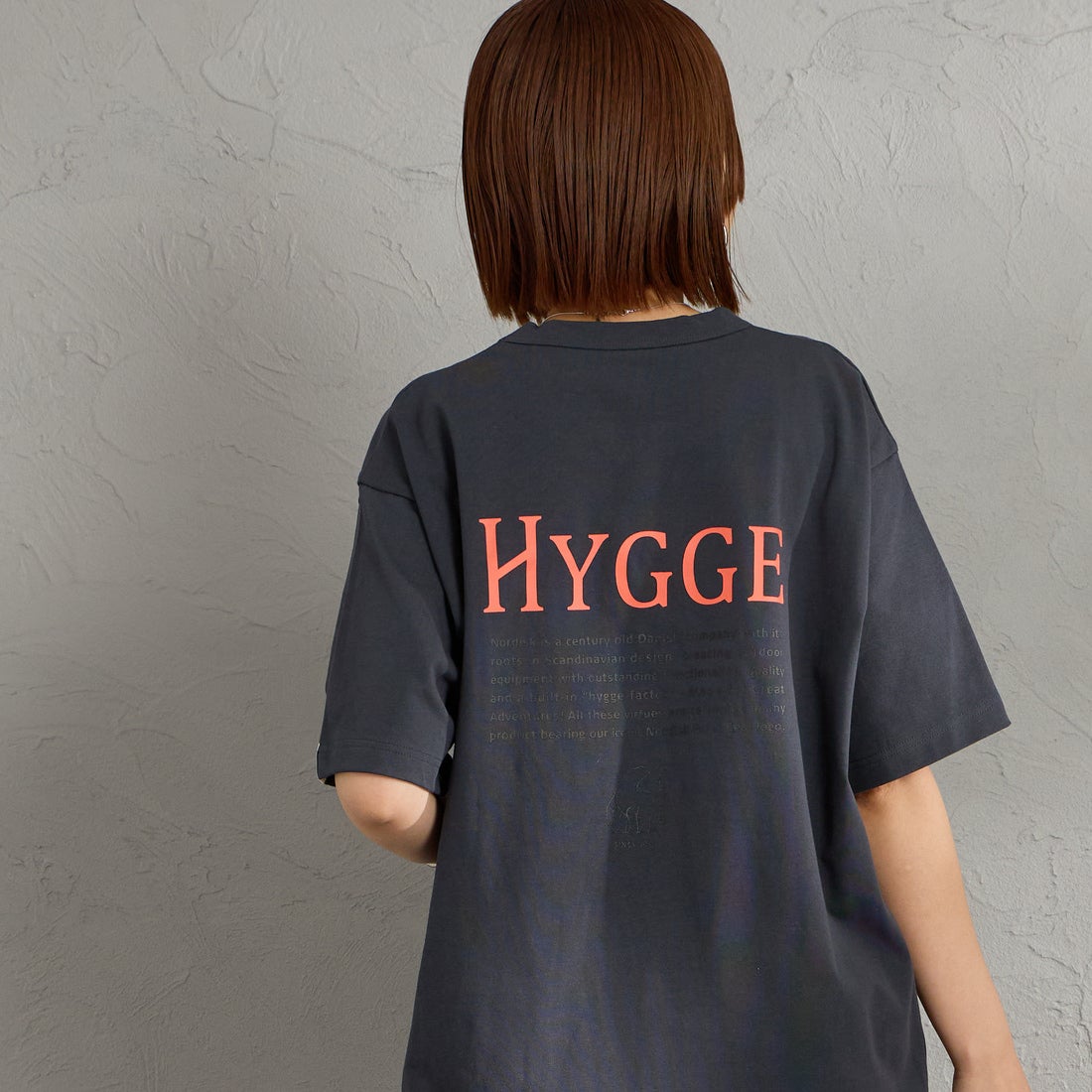 NORDISK [ノルディスク] 別注 HYGGE バックプリントTシャツ [NU11703-JF] CHR &&モデル身長：159cm 着用サイズ：S&&