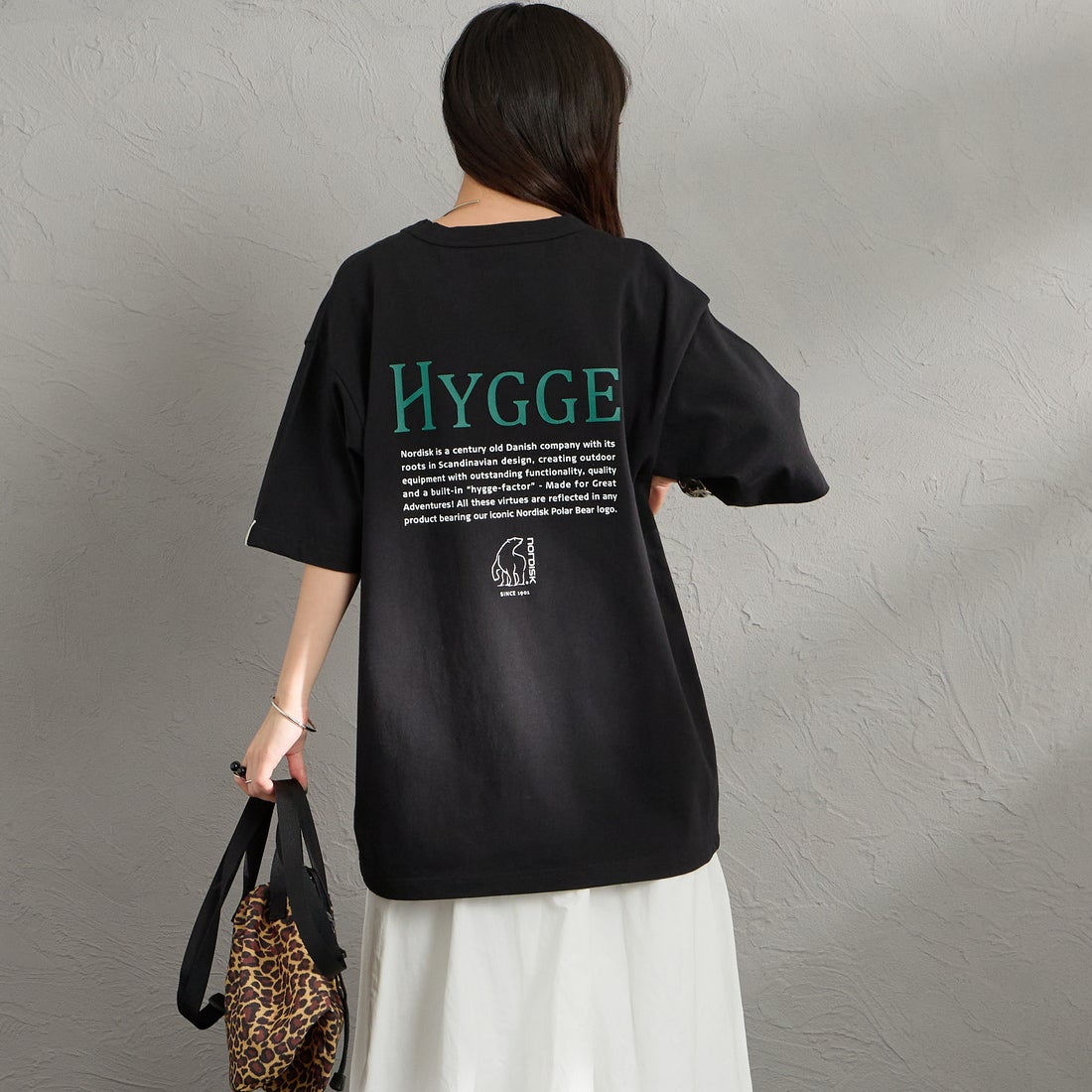 NORDISK [ノルディスク] 別注 HYGGE バックプリントTシャツ [NU11703-JF] BLK &&モデル身長：150cm 着用サイズ：S&&