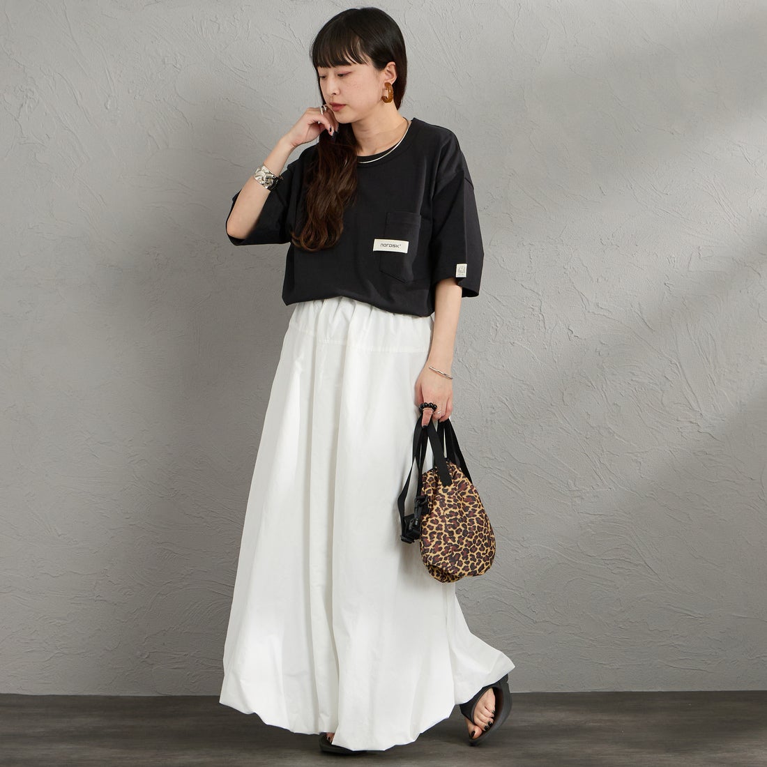 NORDISK [ノルディスク] 別注 HYGGE バックプリントTシャツ [NU11703-JF] BLK &&モデル身長：150cm 着用サイズ：S&&