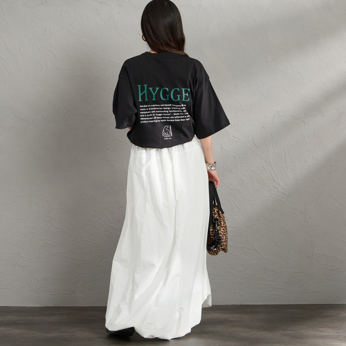 NORDISK [ノルディスク] 別注 HYGGE バックプリントTシャツ [NU11703-JF] BLK &&モデル身長：150cm 着用サイズ：S&&