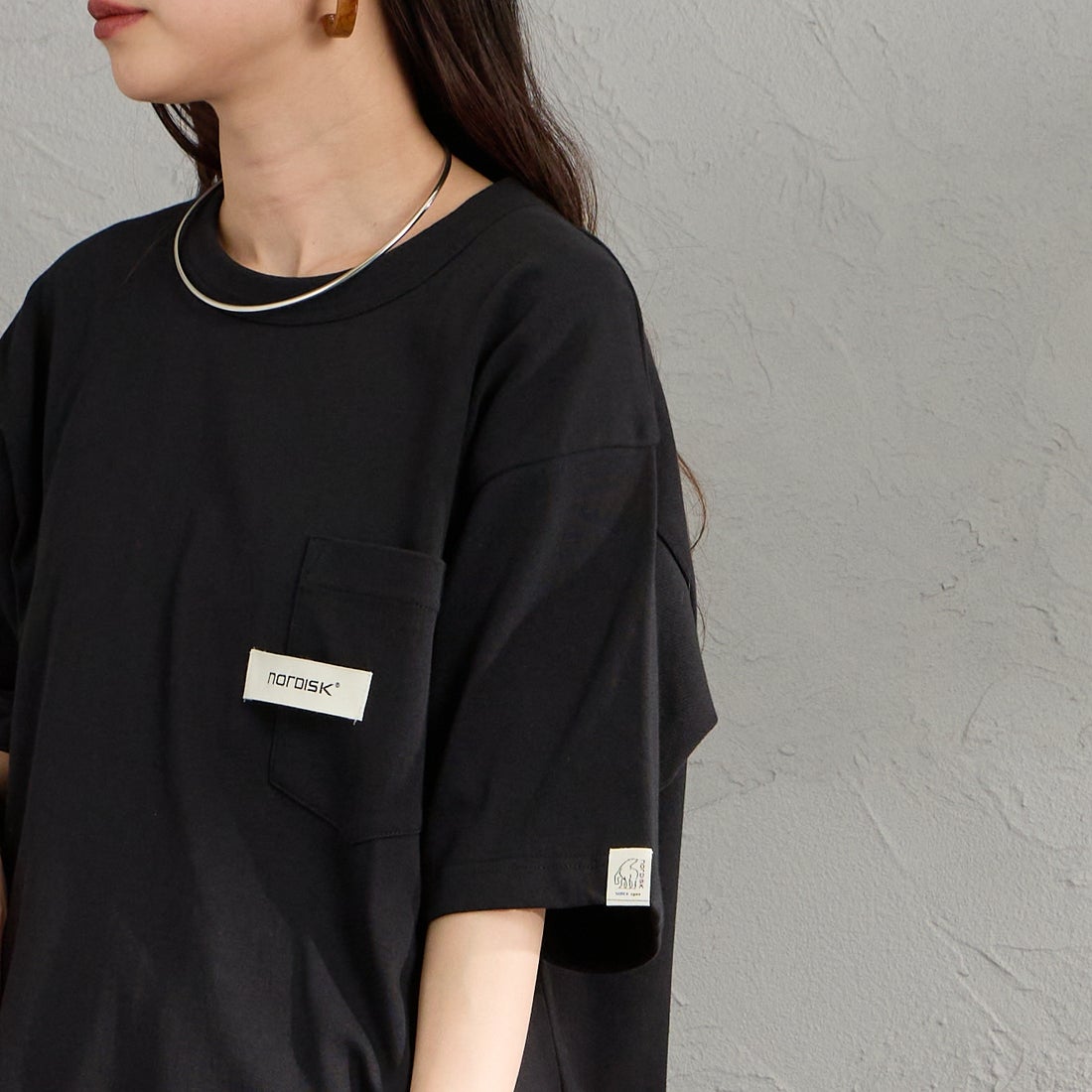 NORDISK [ノルディスク] 別注 HYGGE バックプリントTシャツ [NU11703-JF] BLK &&モデル身長：150cm 着用サイズ：S&&
