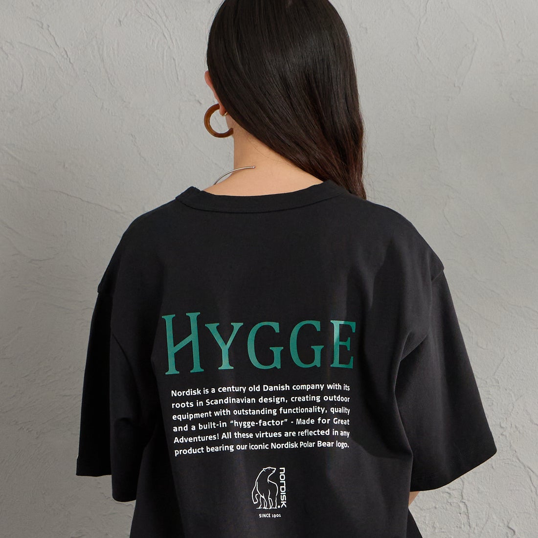 NORDISK [ノルディスク] 別注 HYGGE バックプリントTシャツ [NU11703-JF] BLK &&モデル身長：150cm 着用サイズ：S&&