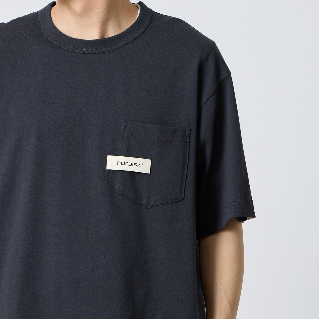 NORDISK [ノルディスク] 別注 HYGGE バックプリントTシャツ [NU11703-JF] CHR &&モデル身長：168cm 着用サイズ：M&&