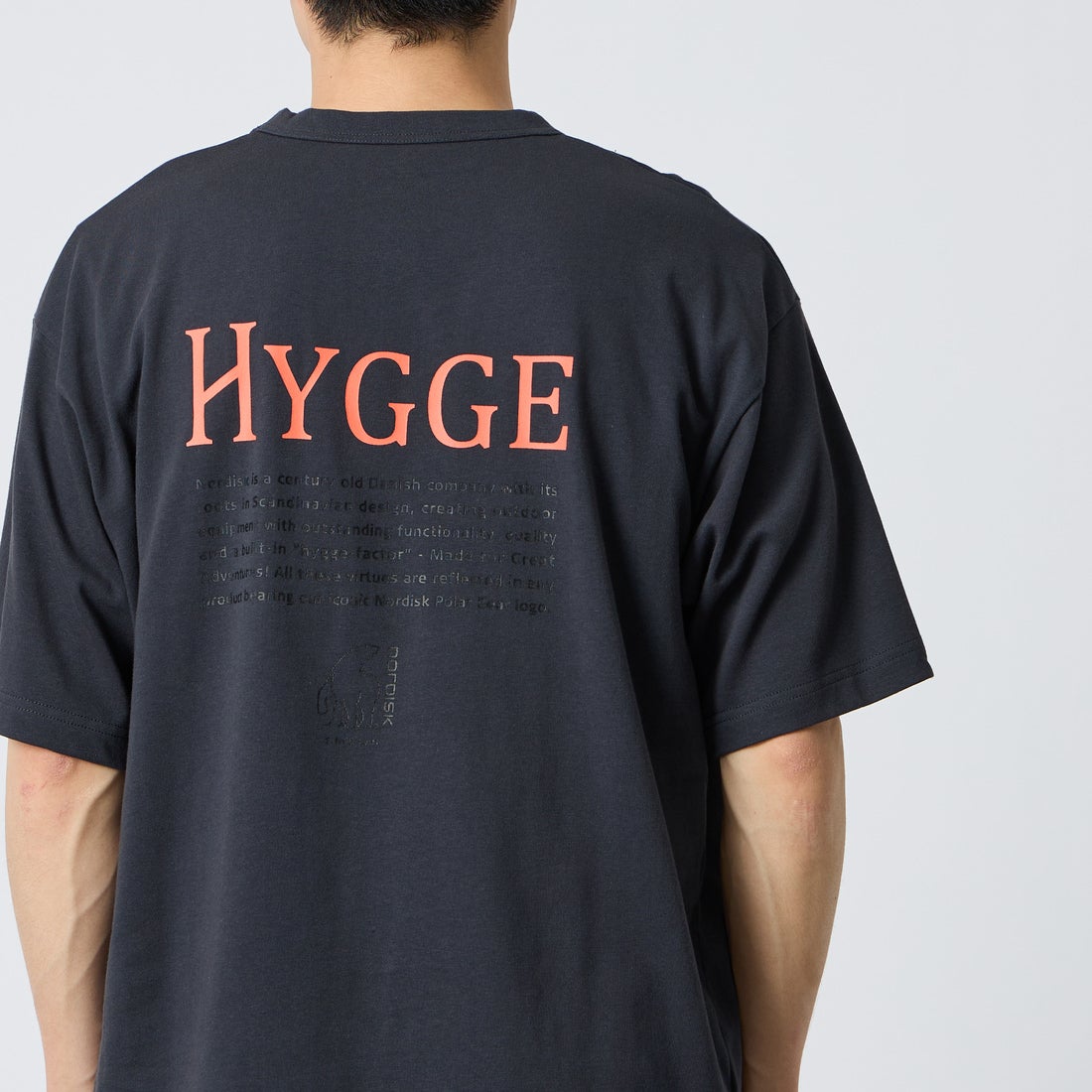 NORDISK [ノルディスク] 別注 HYGGE バックプリントTシャツ [NU11703-JF] CHR &&モデル身長：168cm 着用サイズ：M&&