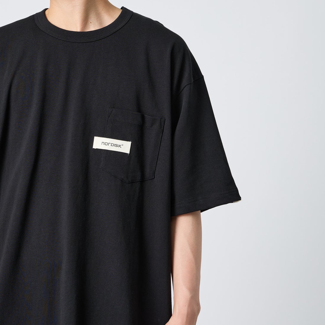 NORDISK [ノルディスク] 別注 HYGGE バックプリントTシャツ [NU11703-JF] BLK &&モデル身長：177cm 着用サイズ：XL&&