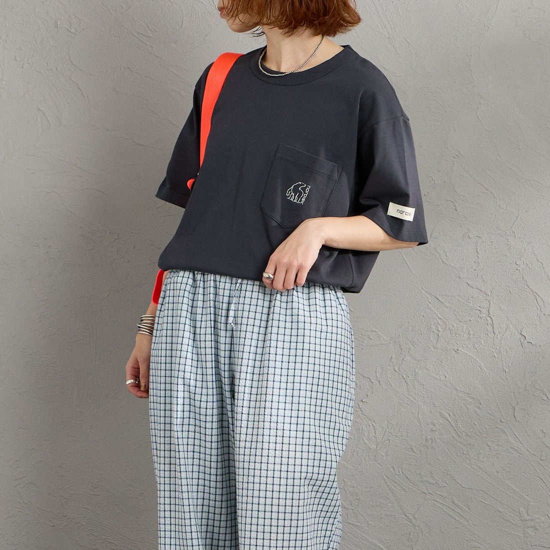 NORDISK [ノルディスク] 別注 ワンポイント刺繍 ポケットTシャツ [NU11701-JF] CHR &&モデル身長：158cm 着用サイズ：S&&