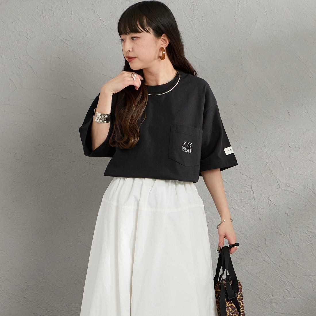 NORDISK [ノルディスク] 別注 ワンポイント刺繍 ポケットTシャツ [NU11701-JF] BLK &&モデル身長：150cm 着用サイズ：S&&