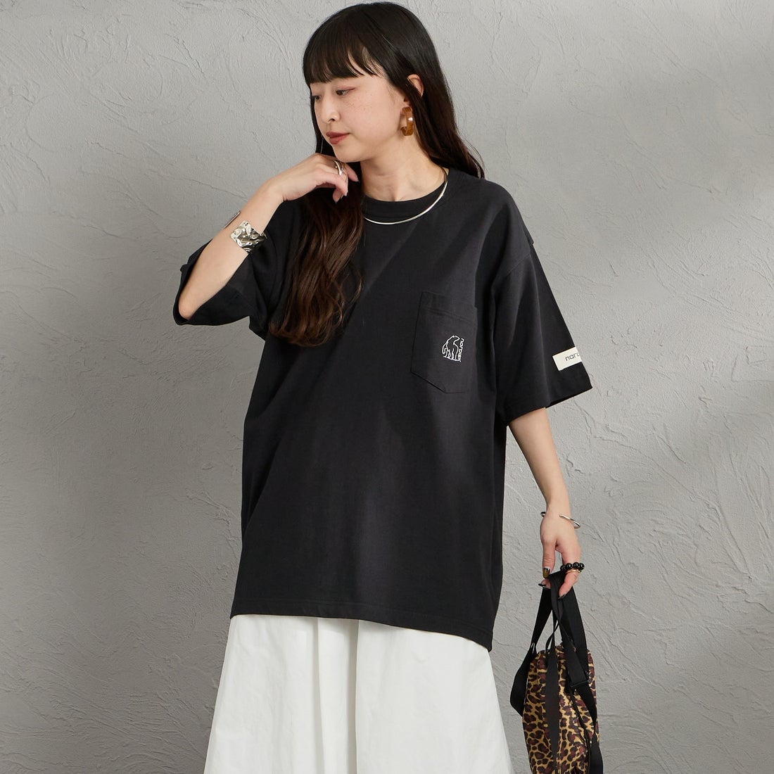 NORDISK [ノルディスク] 別注 ワンポイント刺繍 ポケットTシャツ [NU11701-JF] BLK &&モデル身長：150cm 着用サイズ：S&&