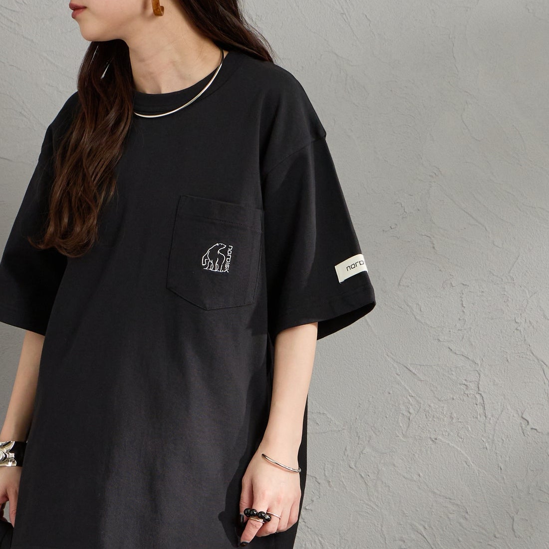 NORDISK [ノルディスク] 別注 ワンポイント刺繍 ポケットTシャツ [NU11701-JF] BLK &&モデル身長：150cm 着用サイズ：S&&