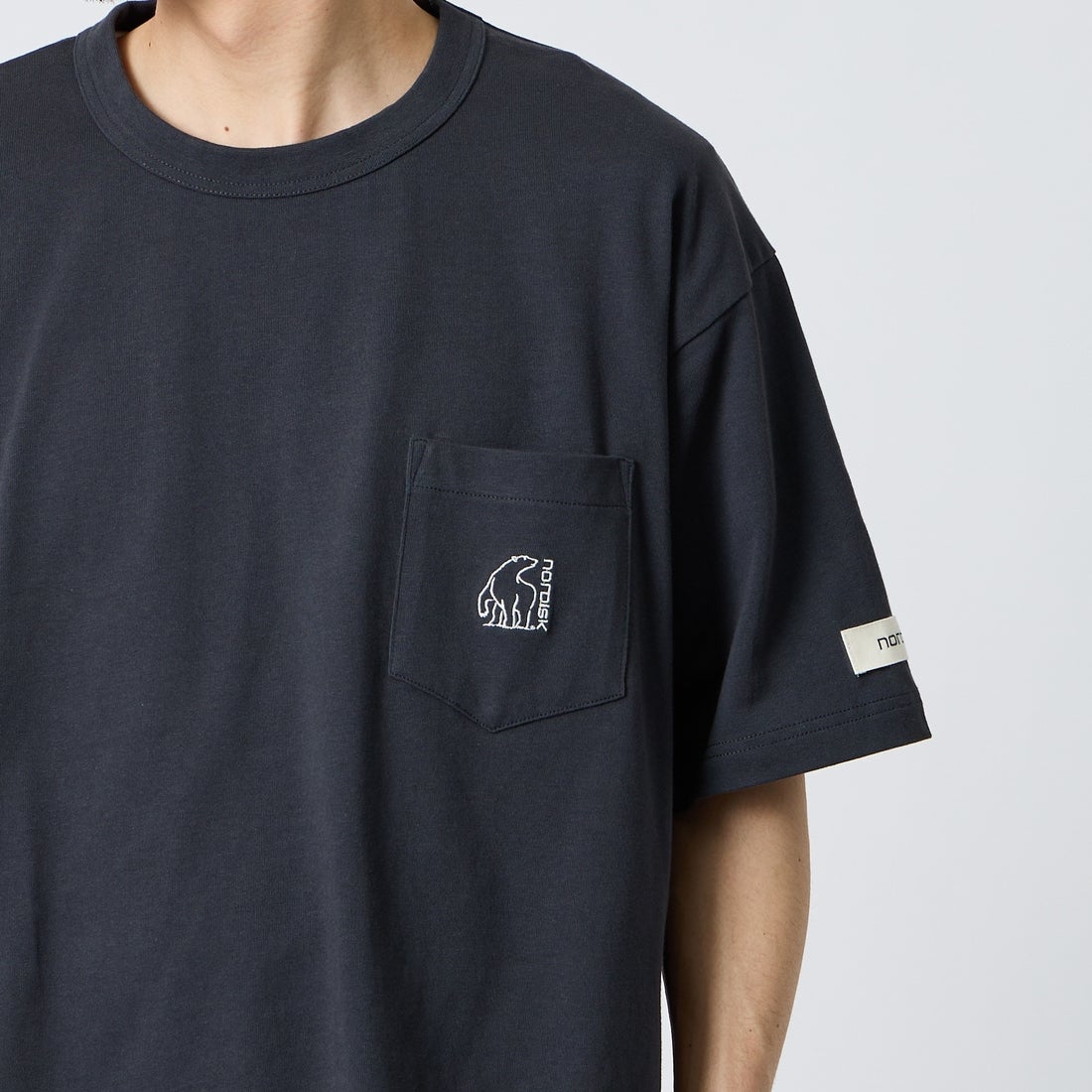 NORDISK [ノルディスク] 別注 ワンポイント刺繍 ポケットTシャツ [NU11701-JF] CHR &&モデル身長：168cm 着用サイズ：L&&