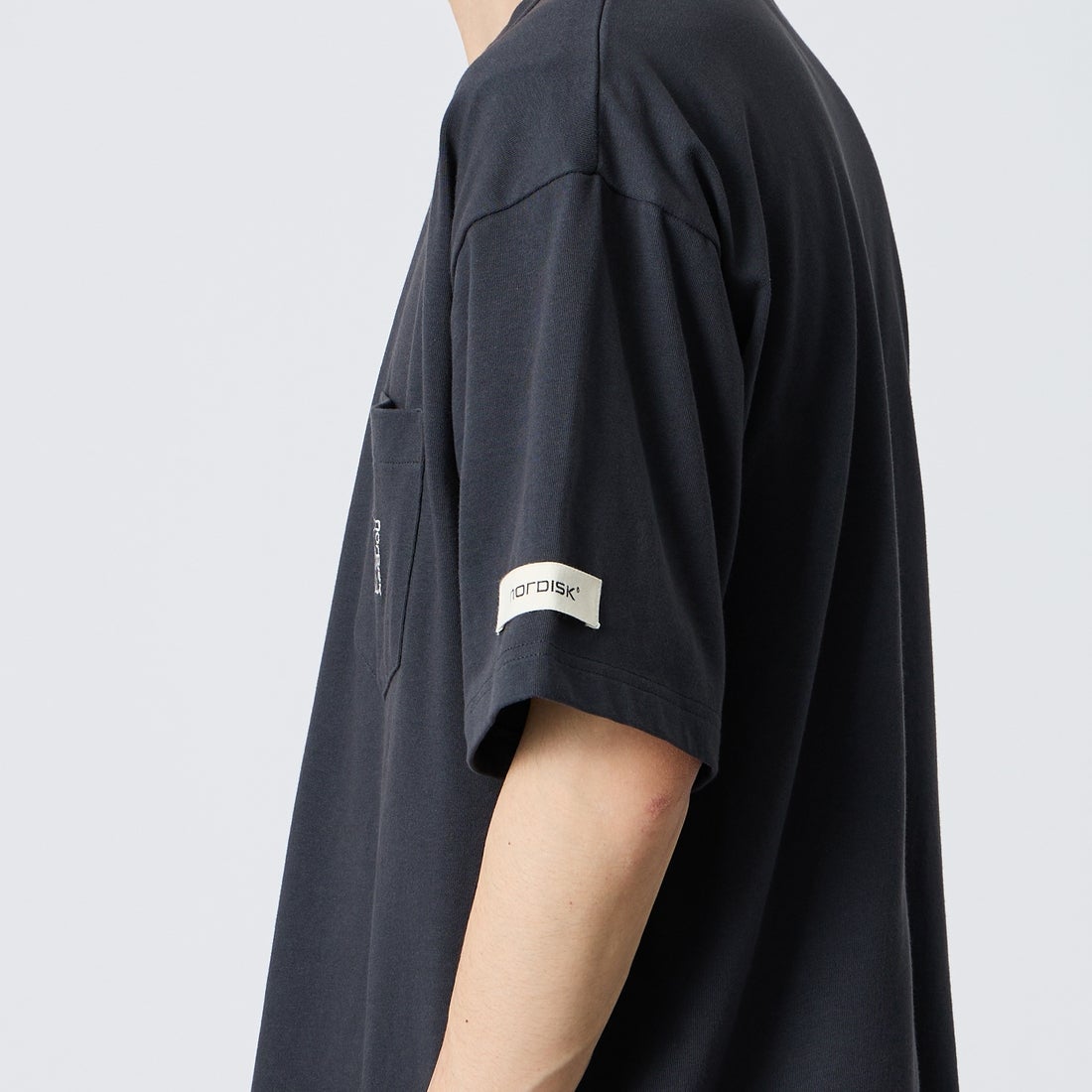 NORDISK [ノルディスク] 別注 ワンポイント刺繍 ポケットTシャツ [NU11701-JF] CHR &&モデル身長：168cm 着用サイズ：L&&