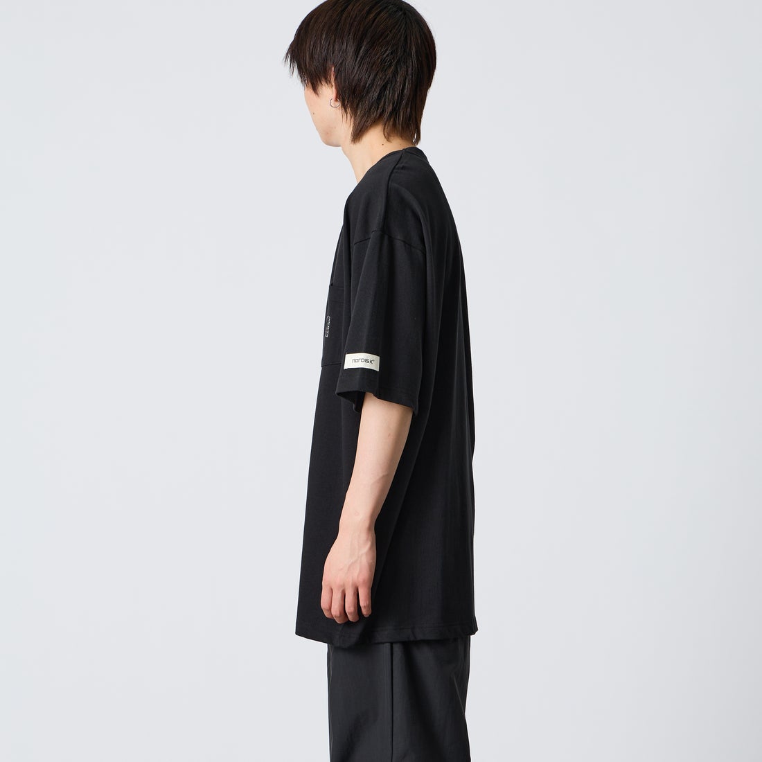 NORDISK [ノルディスク] 別注 ワンポイント刺繍 ポケットTシャツ [NU11701-JF] BLK &&モデル身長：177cm 着用サイズ：XL&&