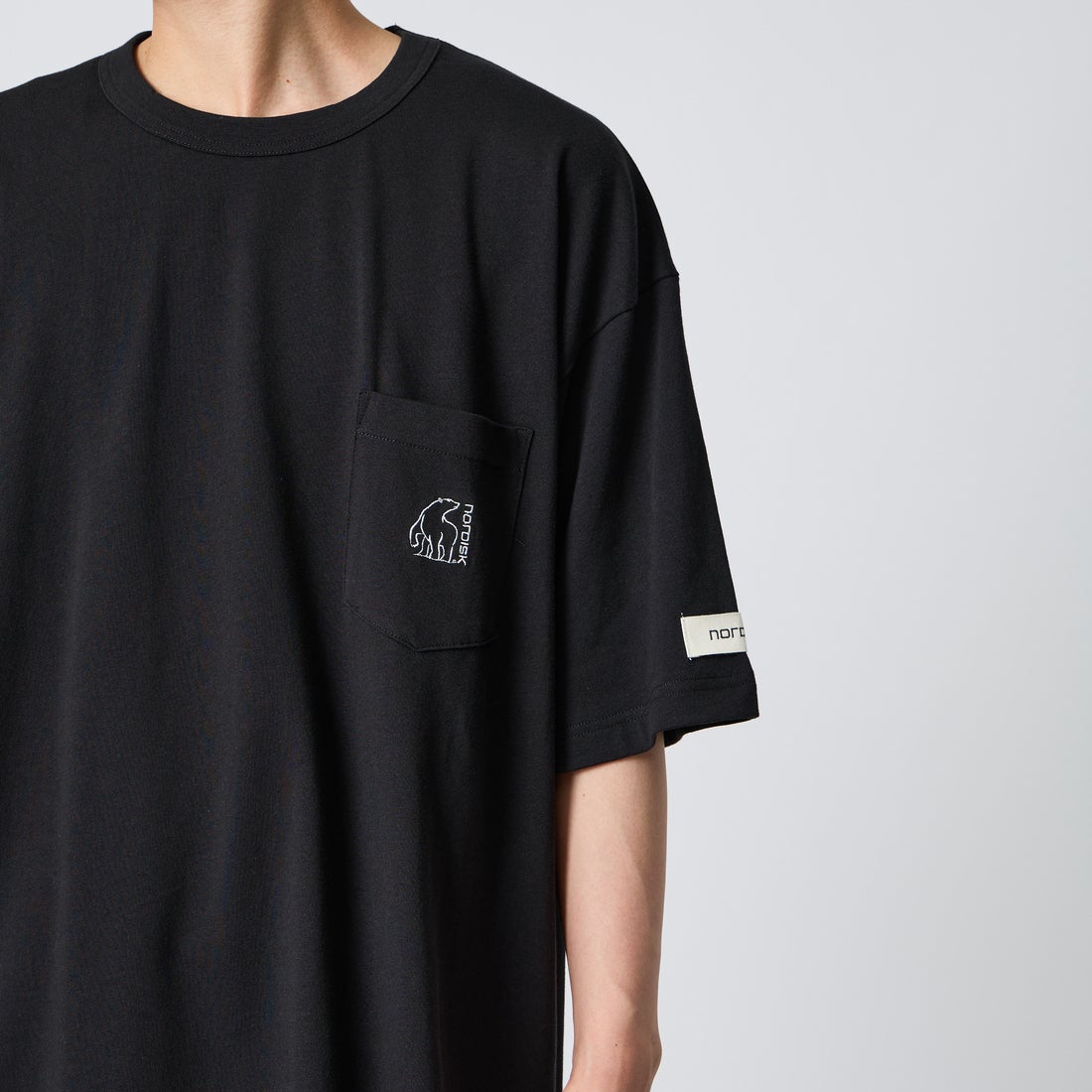 NORDISK [ノルディスク] 別注 ワンポイント刺繍 ポケットTシャツ [NU11701-JF] BLK &&モデル身長：177cm 着用サイズ：XL&&