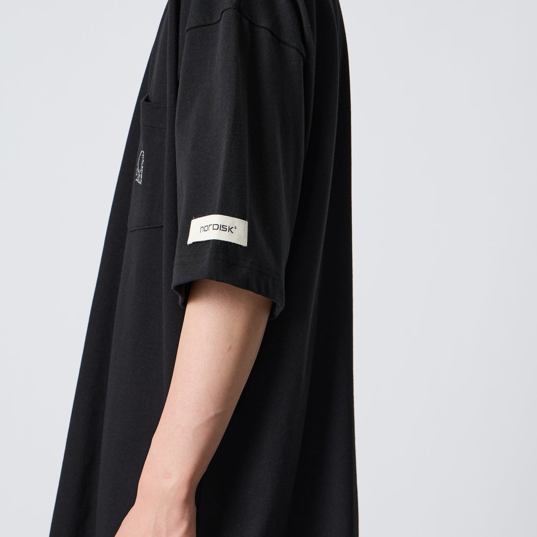 NORDISK [ノルディスク] 別注 ワンポイント刺繍 ポケットTシャツ [NU11701-JF] BLK &&モデル身長：177cm 着用サイズ：XL&&