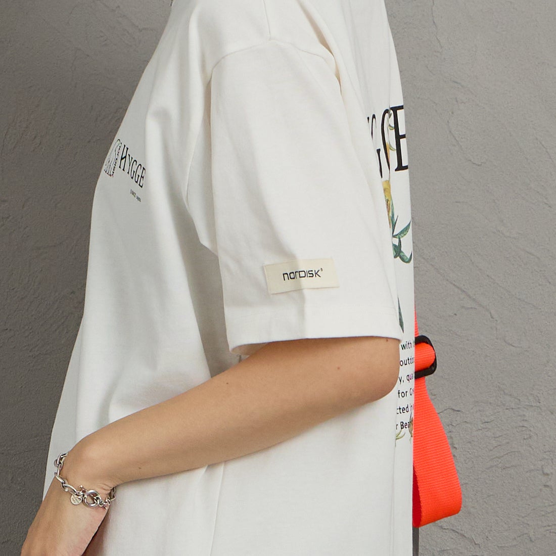 NORDISK [ノルディスク] 別注 HYGGE フラワーバックプリントTシャツ [NU11704-JF] WHT &&モデル身長：160cm 着用サイズ：S&&