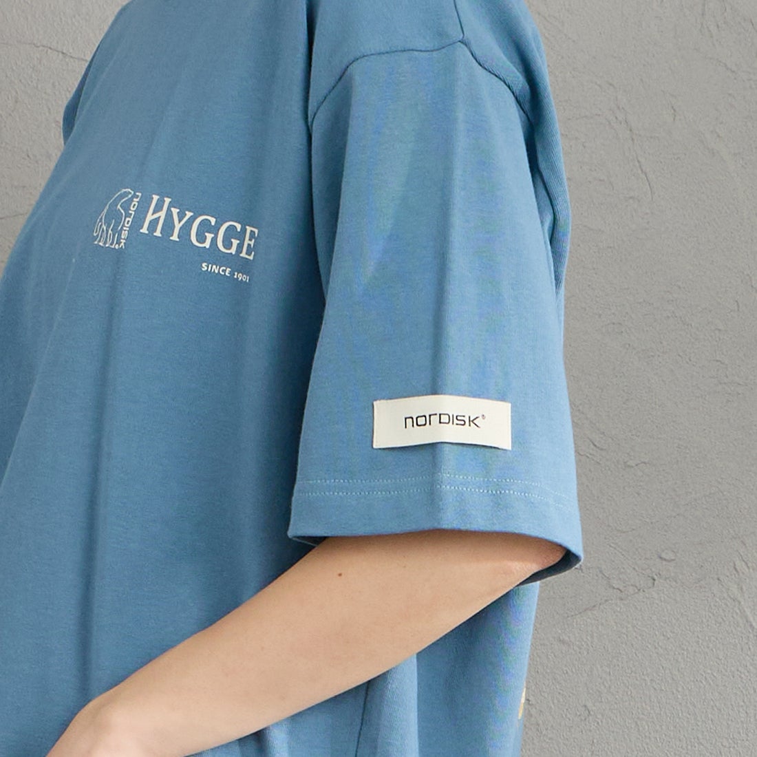 NORDISK [ノルディスク] 別注 HYGGE フラワーバックプリントTシャツ [NU11704-JF] BLU &&モデル身長：158cm 着用サイズ：S&&