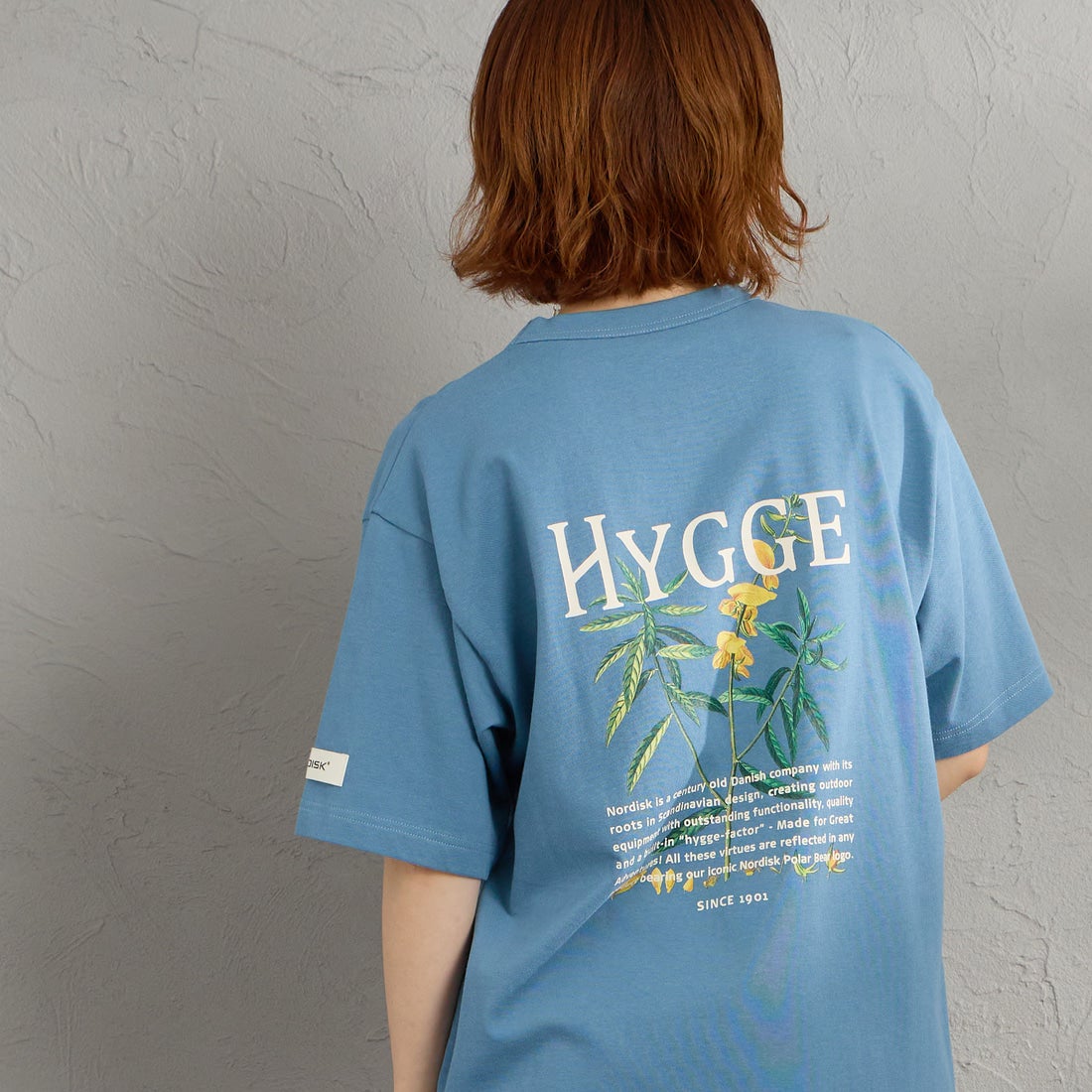 NORDISK [ノルディスク] 別注 HYGGE フラワーバックプリントTシャツ [NU11704-JF] BLU &&モデル身長：158cm 着用サイズ：S&&