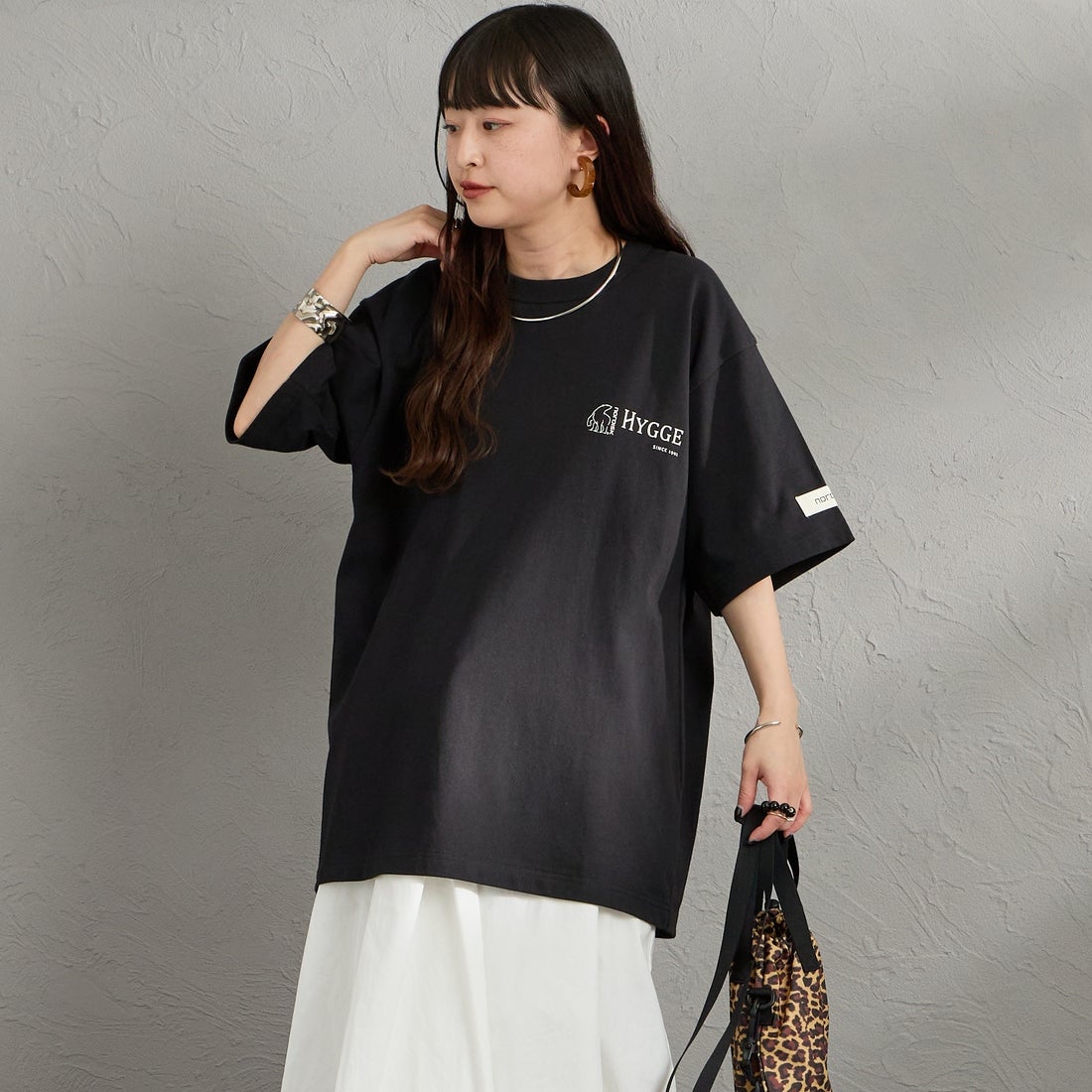 NORDISK [ノルディスク] 別注 HYGGE フラワーバックプリントTシャツ [NU11704-JF] BLK &&モデル身長：150cm 着用サイズ：S&&