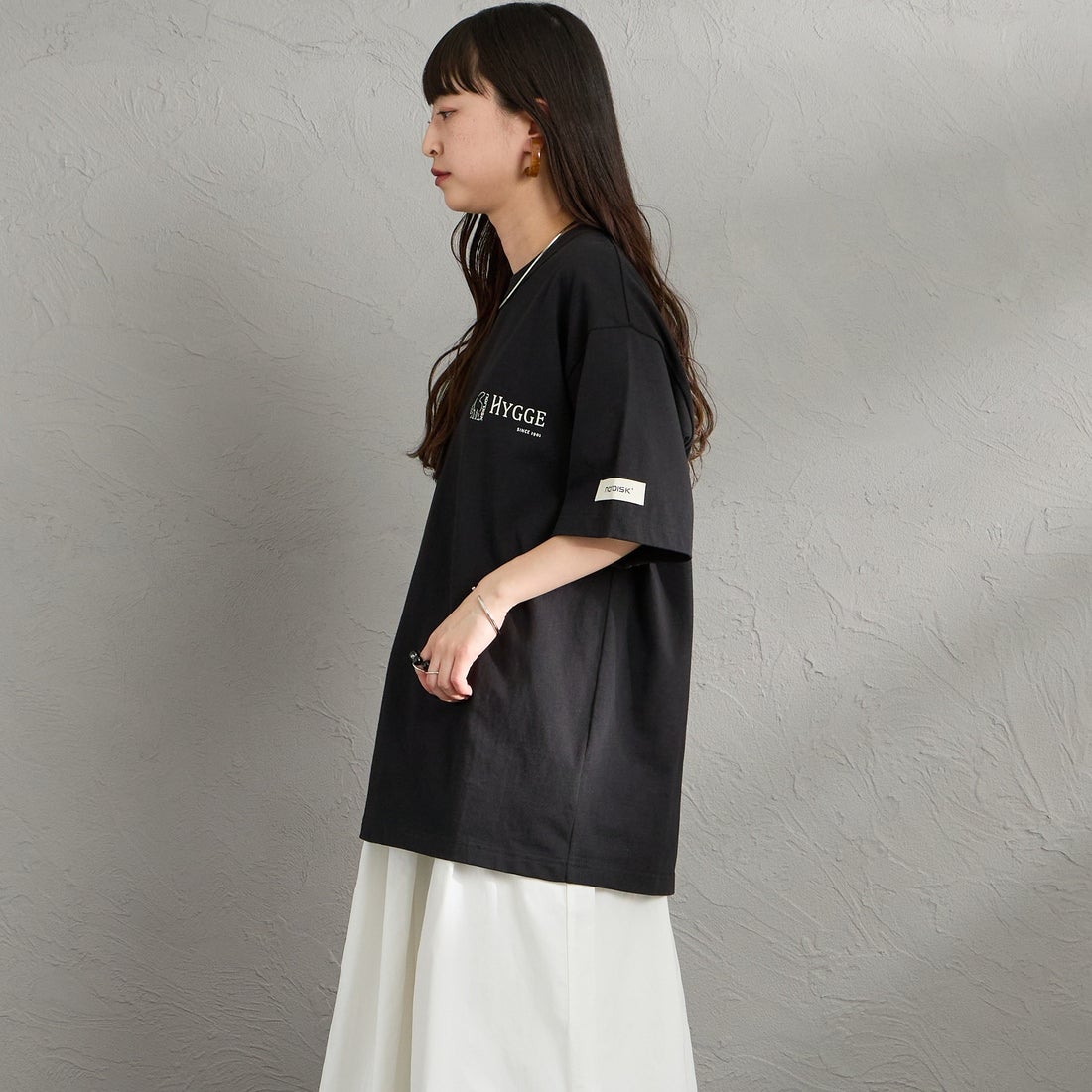NORDISK [ノルディスク] 別注 HYGGE フラワーバックプリントTシャツ [NU11704-JF] BLK &&モデル身長：150cm 着用サイズ：S&&