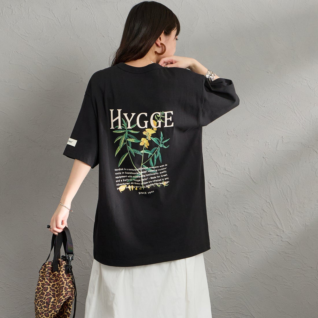 NORDISK [ノルディスク] 別注 HYGGE フラワーバックプリントTシャツ [NU11704-JF] BLK &&モデル身長：150cm 着用サイズ：S&&