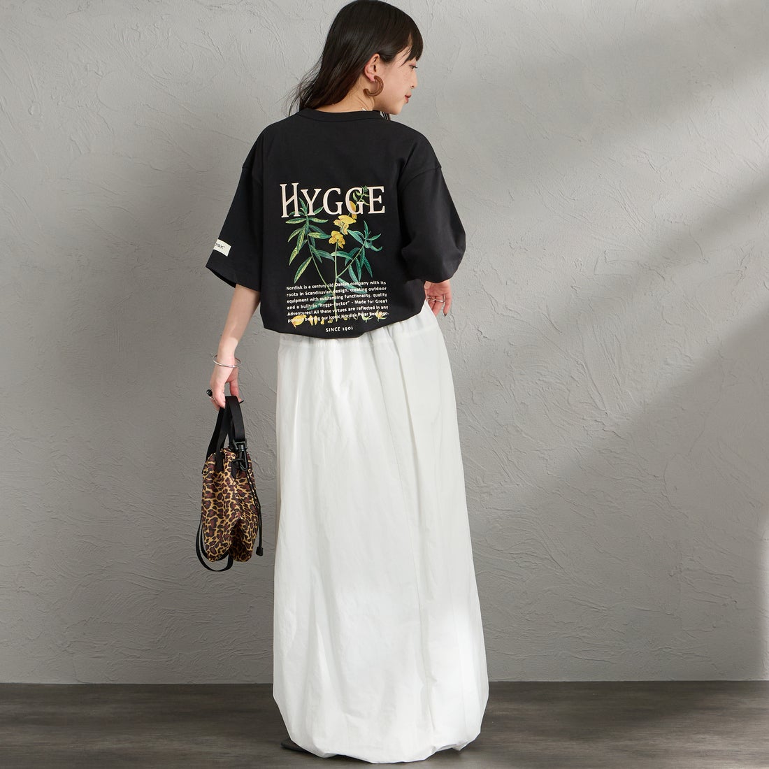 NORDISK [ノルディスク] 別注 HYGGE フラワーバックプリントTシャツ [NU11704-JF] BLK &&モデル身長：150cm 着用サイズ：S&&