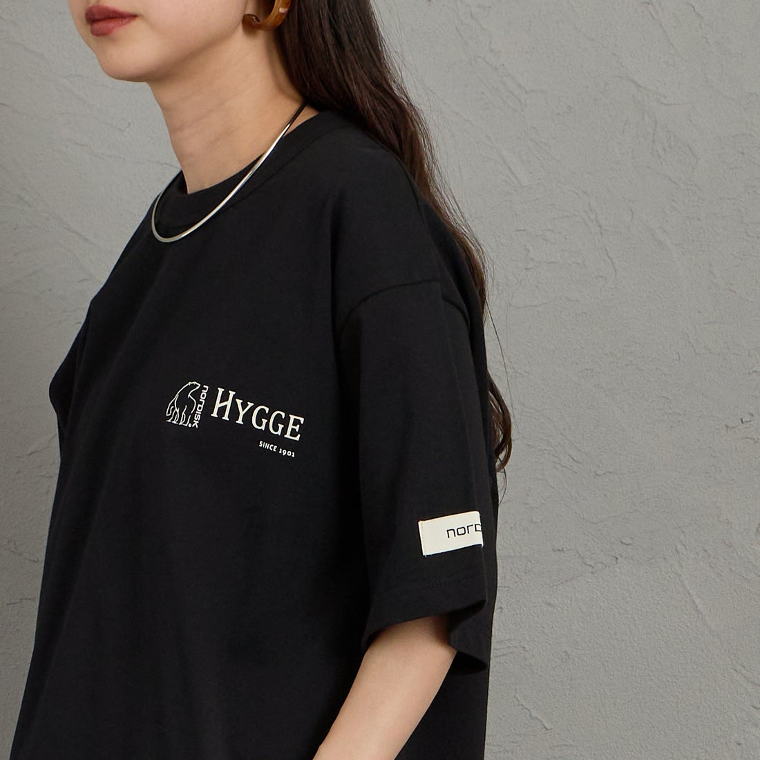 NORDISK [ノルディスク] 別注 HYGGE フラワーバックプリントTシャツ [NU11704-JF] BLK &&モデル身長：150cm 着用サイズ：S&&