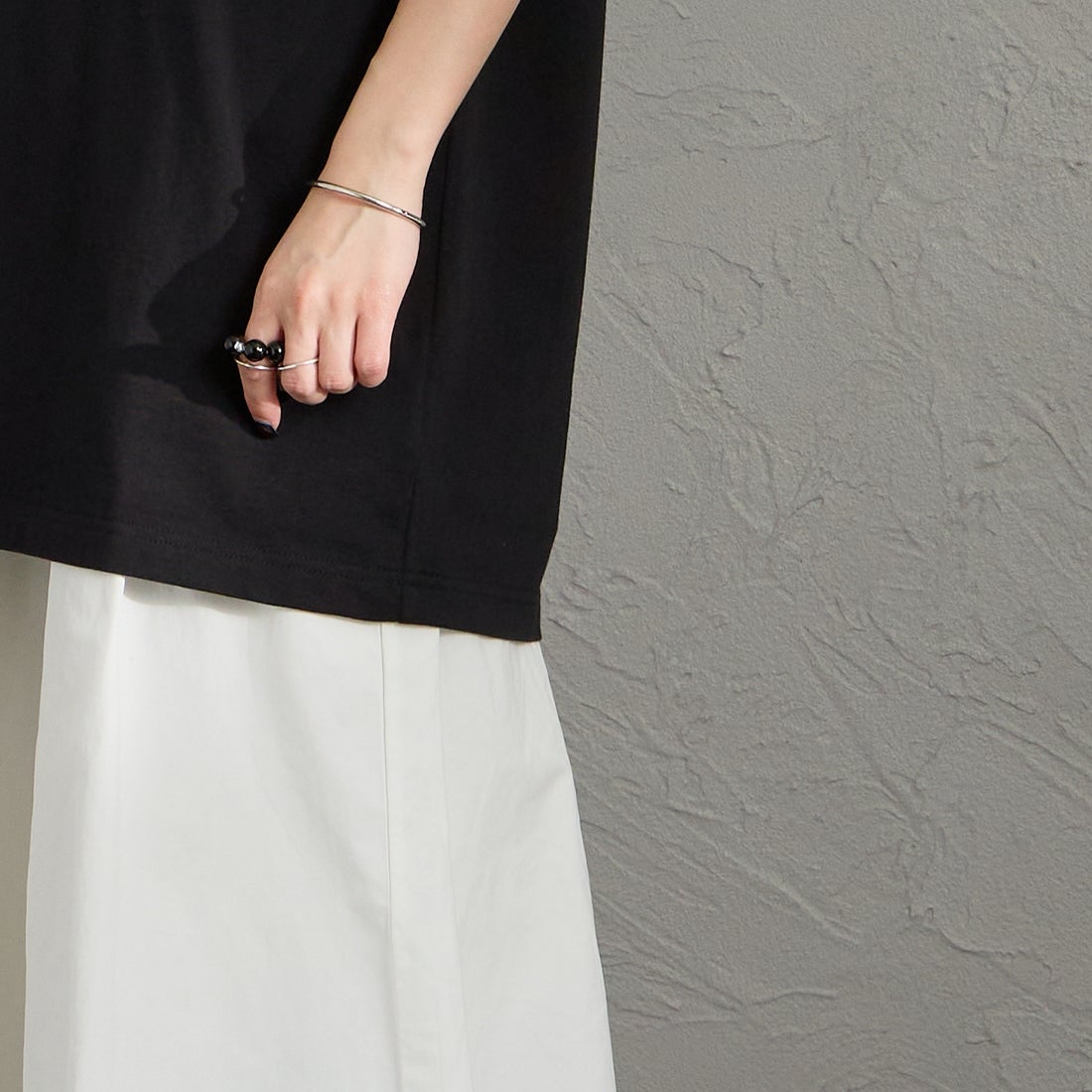 NORDISK [ノルディスク] 別注 HYGGE フラワーバックプリントTシャツ [NU11704-JF] BLK &&モデル身長：150cm 着用サイズ：S&&