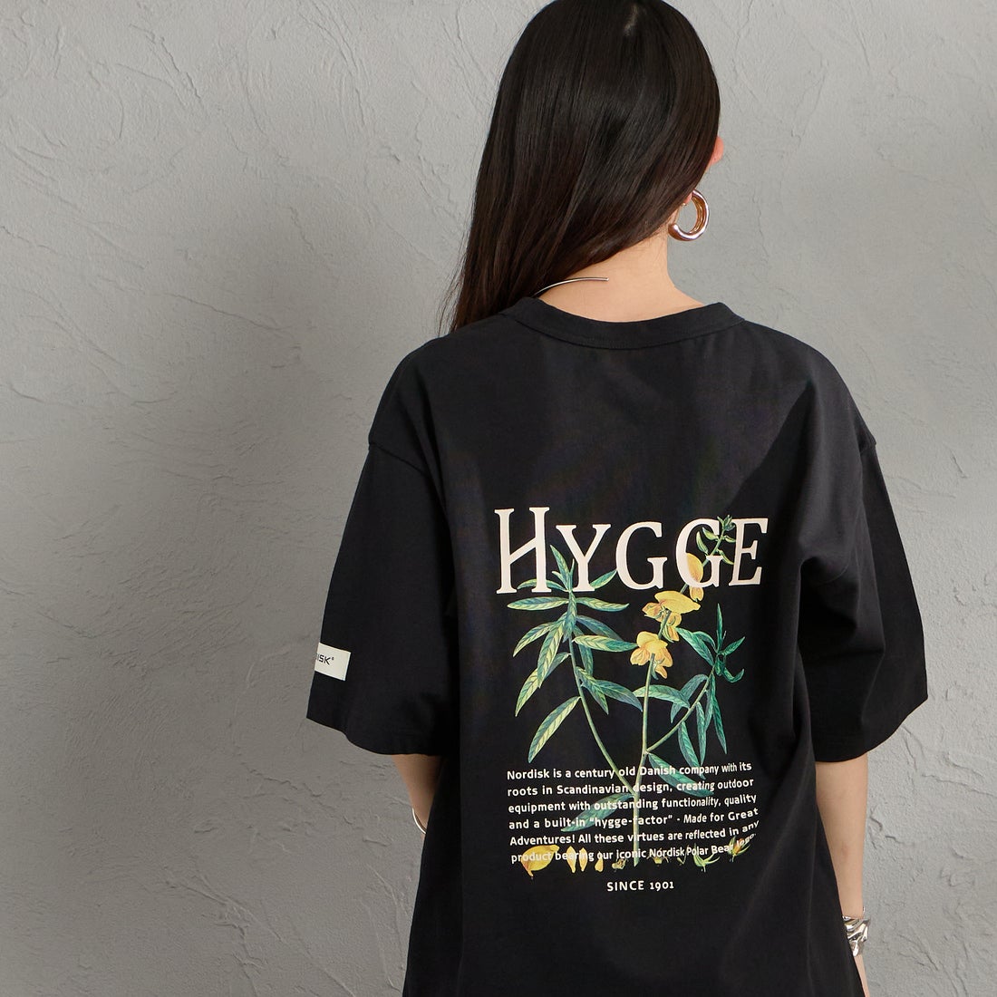 NORDISK [ノルディスク] 別注 HYGGE フラワーバックプリントTシャツ [NU11704-JF] BLK &&モデル身長：150cm 着用サイズ：S&&
