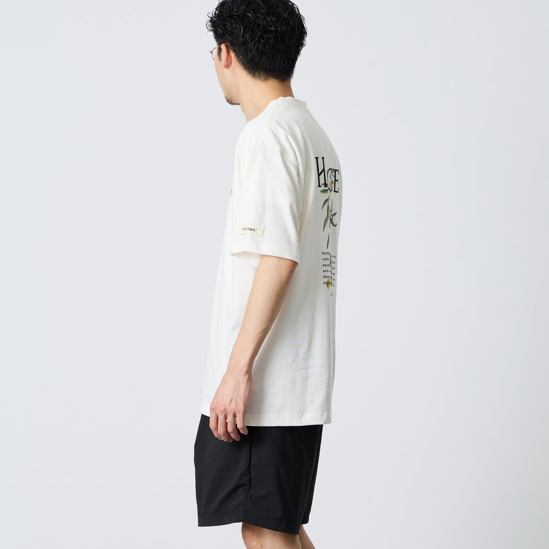 NORDISK [ノルディスク] 別注 HYGGE フラワーバックプリントTシャツ [NU11704-JF] WHT &&モデル身長：168cm 着用サイズ：M&&