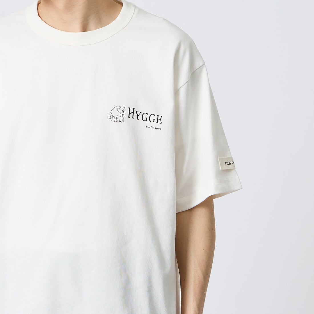 NORDISK [ノルディスク] 別注 HYGGE フラワーバックプリントTシャツ [NU11704-JF] WHT &&モデル身長：168cm 着用サイズ：M&&ルディスク] 別注 HYGGE フラワーバックプリントTシャツ [NU11704-JF] BLU