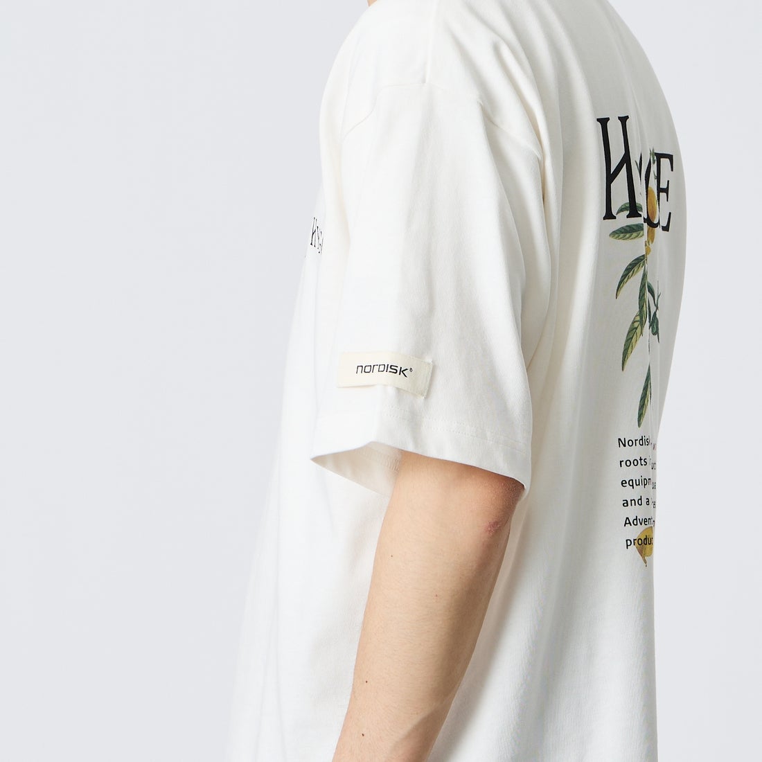 NORDISK [ノルディスク] 別注 HYGGE フラワーバックプリントTシャツ [NU11704-JF] WHT &&モデル身長：168cm 着用サイズ：M&&ルディスク] 別注 HYGGE フラワーバックプリントTシャツ [NU11704-JF]