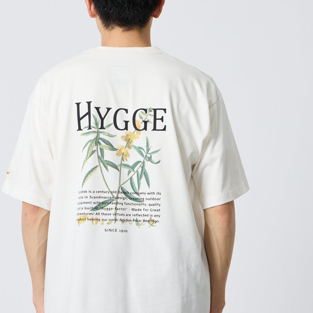 NORDISK [ノルディスク] 別注 HYGGE フラワーバックプリントTシャツ [NU11704-JF] WHT &&モデル身長：168cm 着用サイズ：M&&