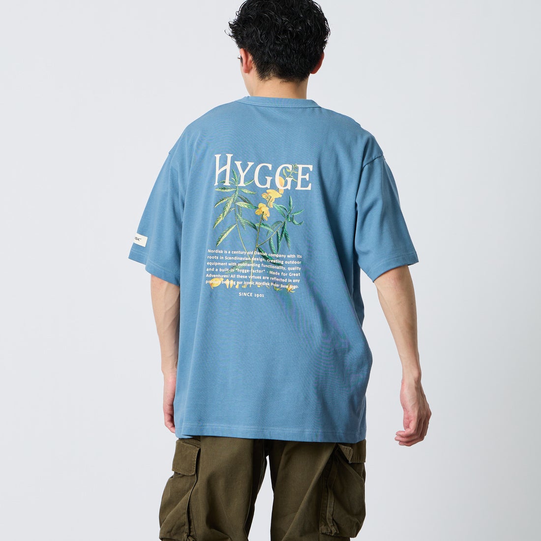 NORDISK [ノルディスク] 別注 HYGGE フラワーバックプリントTシャツ [NU11704-JF] BLU &&モデル身長：168cm 着用サイズ：L&&