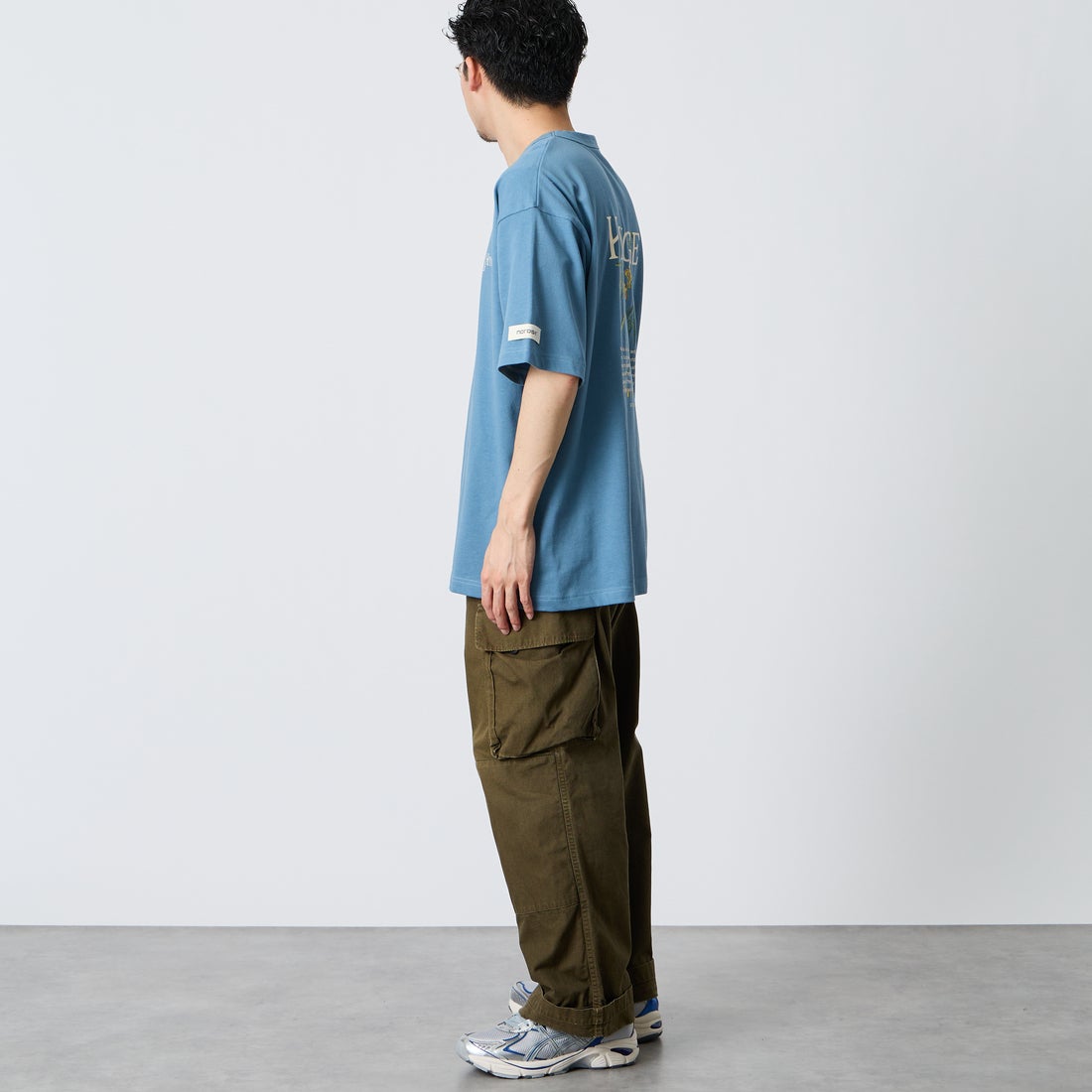 NORDISK [ノルディスク] 別注 HYGGE フラワーバックプリントTシャツ [NU11704-JF] BLU &&モデル身長：168cm 着用サイズ：L&&