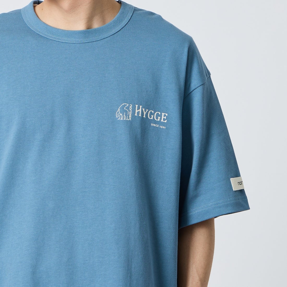 NORDISK [ノルディスク] 別注 HYGGE フラワーバックプリントTシャツ [NU11704-JF] BLU &&モデル身長：168cm 着用サイズ：L&&