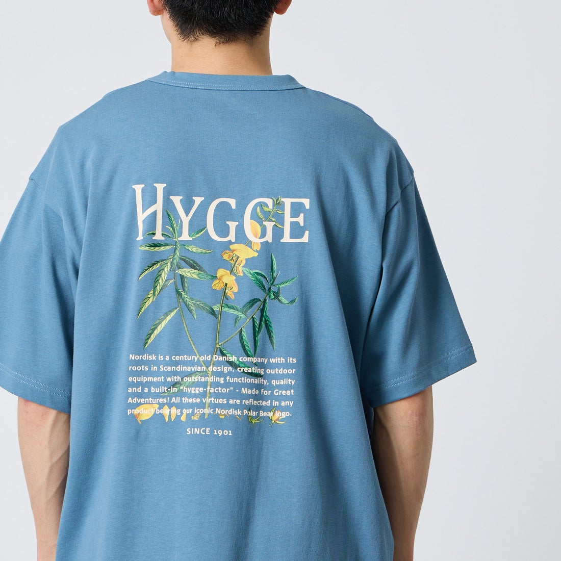 NORDISK [ノルディスク] 別注 HYGGE フラワーバックプリントTシャツ [NU11704-JF] BLU &&モデル身長：168cm 着用サイズ：L&&