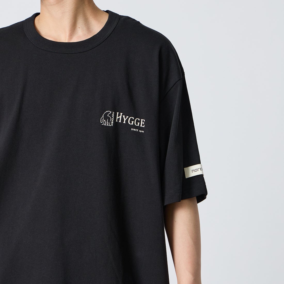 NORDISK [ノルディスク] 別注 HYGGE フラワーバックプリントTシャツ [NU11704-JF] BLK &&モデル身長：177cm 着用サイズ：XL&&
