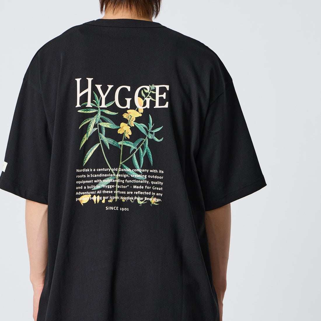 NORDISK [ノルディスク] 別注 HYGGE フラワーバックプリントTシャツ [NU11704-JF] BLK &&モデル身長：177cm 着用サイズ：XL&&