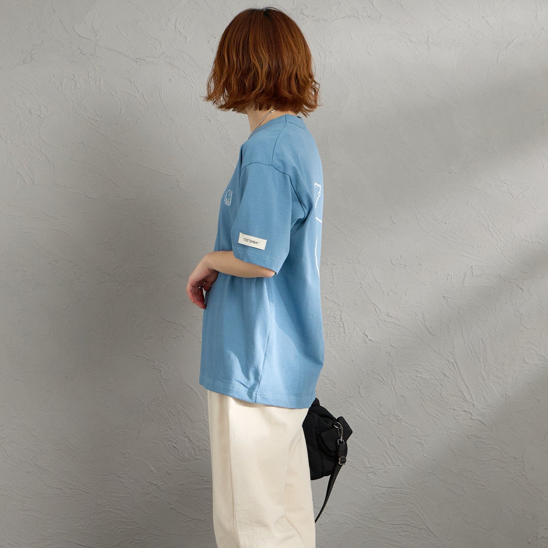 NORDISK [ノルディスク] 別注 バックロゴプリントTシャツ [NU11702-JF] BLU &&モデル身長：158cm 着用サイズ：S&&