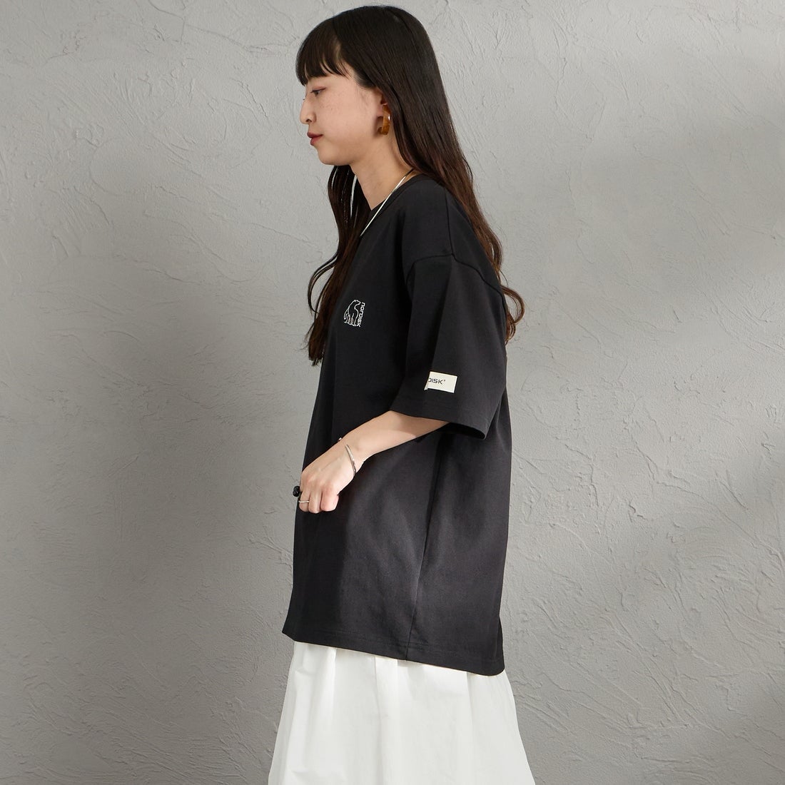 NORDISK [ノルディスク] 別注 バックロゴプリントTシャツ [NU11702-JF] BLK &&モデル身長：150cm 着用サイズ：S&&