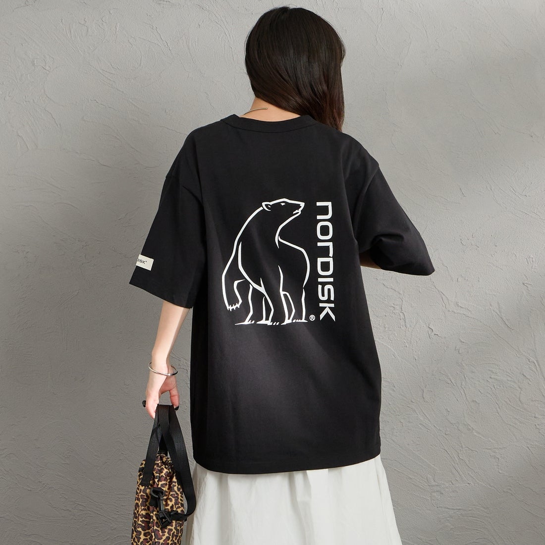 NORDISK [ノルディスク] 別注 バックロゴプリントTシャツ [NU11702-JF] BLK &&モデル身長：150cm 着用サイズ：S&&
