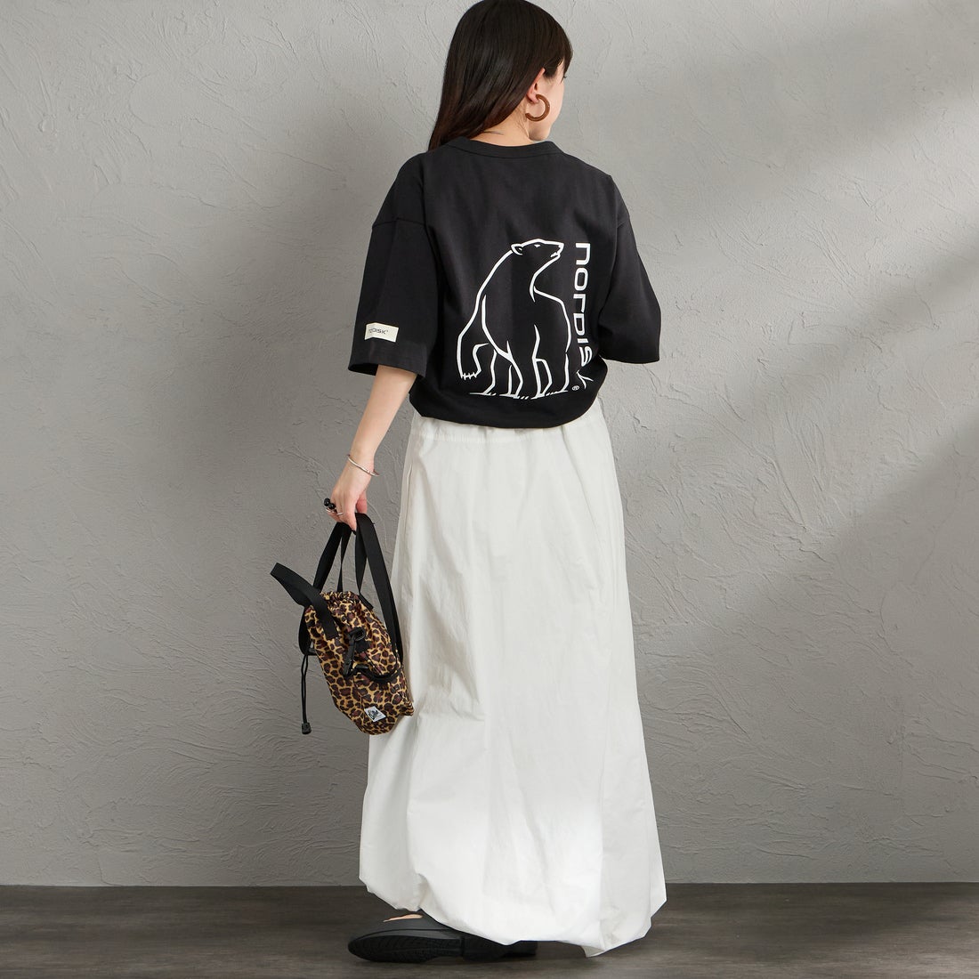 NORDISK [ノルディスク] 別注 バックロゴプリントTシャツ [NU11702-JF] BLK &&モデル身長：150cm 着用サイズ：S&&