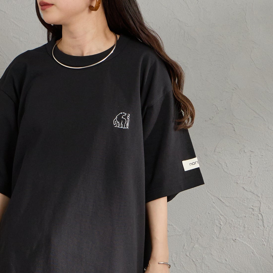 NORDISK [ノルディスク] 別注 バックロゴプリントTシャツ [NU11702-JF] BLK &&モデル身長：150cm 着用サイズ：S&&