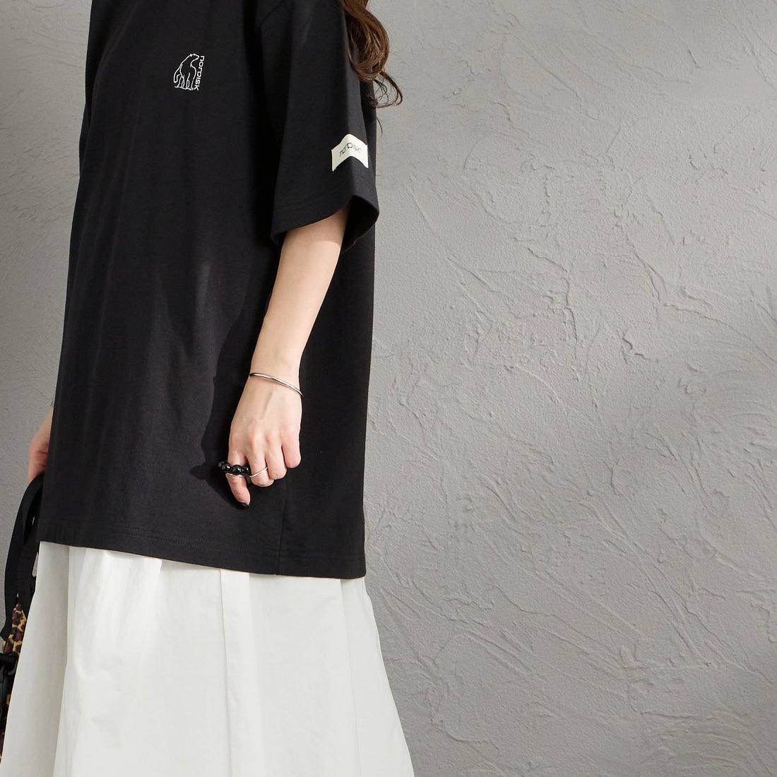 NORDISK [ノルディスク] 別注 バックロゴプリントTシャツ [NU11702-JF] BLK &&モデル身長：150cm 着用サイズ：S&&