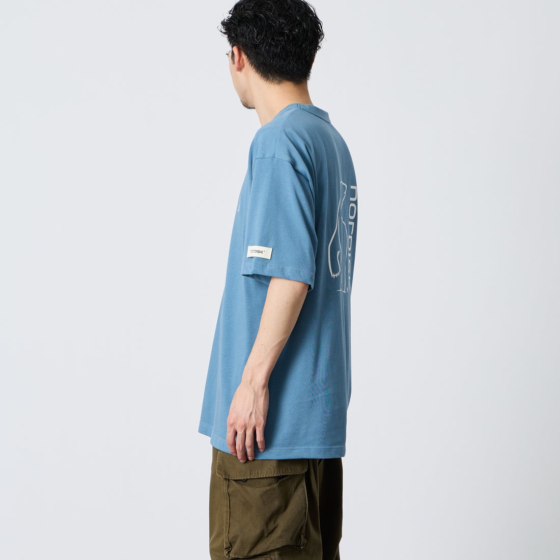 NORDISK [ノルディスク] 別注 バックロゴプリントTシャツ [NU11702-JF] BLU &&モデル身長：168cm 着用サイズ：L&&ルディスク] 別注 バックロゴプリントTシャツ [NU11702-JF] BLU