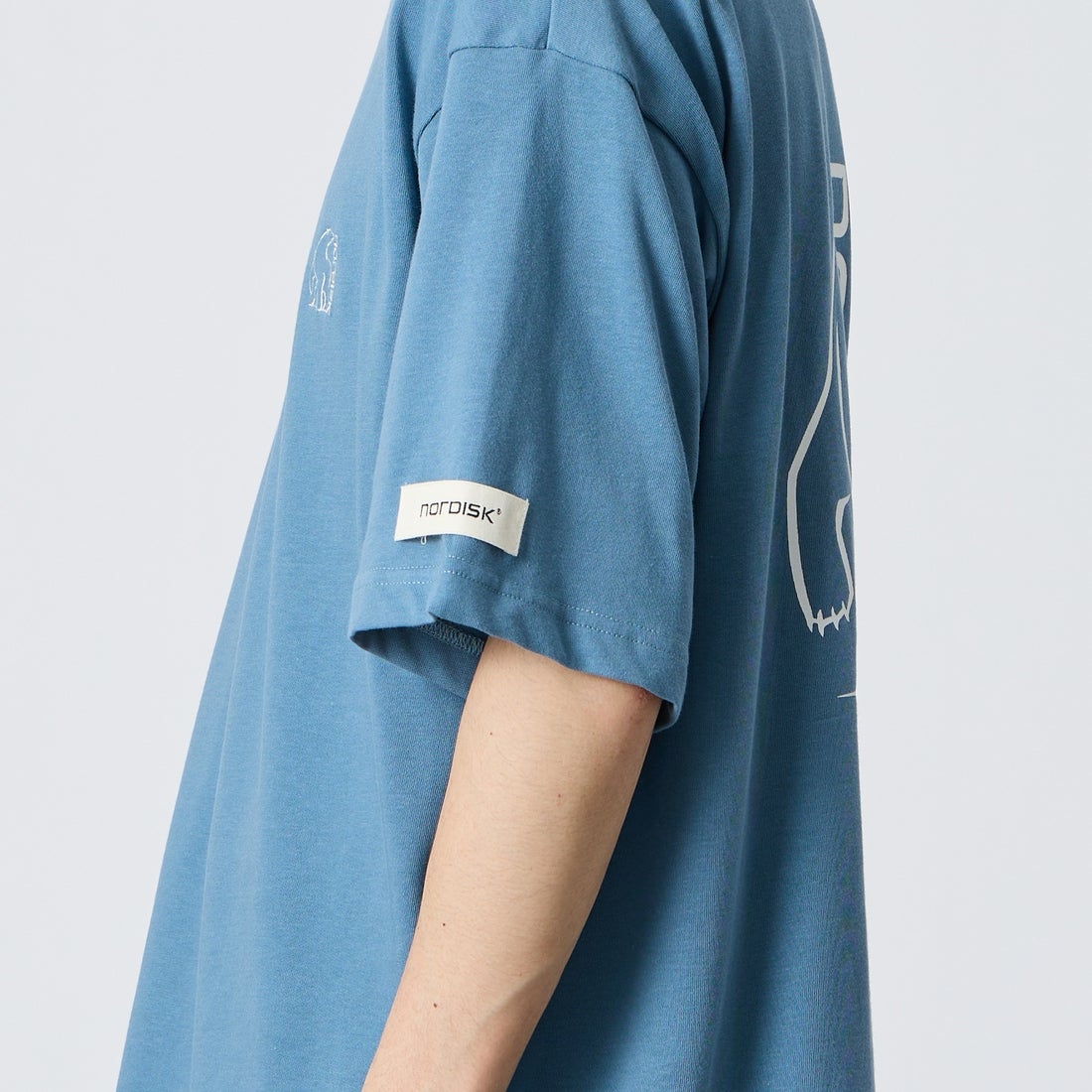 NORDISK [ノルディスク] 別注 バックロゴプリントTシャツ [NU11702-JF] BLU &&モデル身長：168cm 着用サイズ：L&&