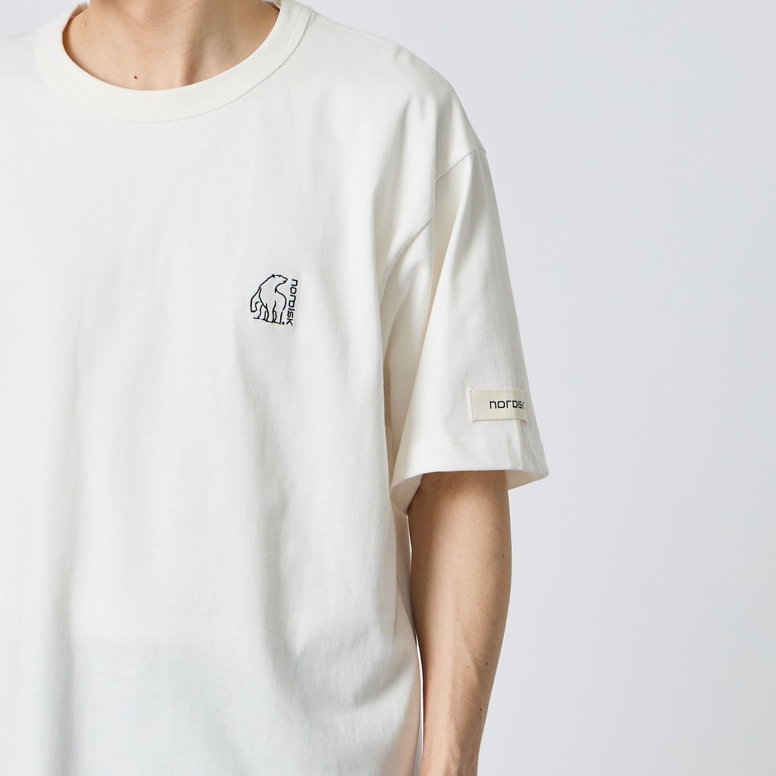 NORDISK [ノルディスク] 別注 バックロゴプリントTシャツ [NU11702-JF] WHT &&モデル身長：168cm 着用サイズ：M&&